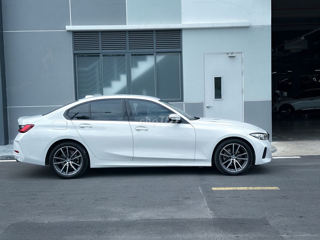 BMW 3 Series 2024 photo 2
