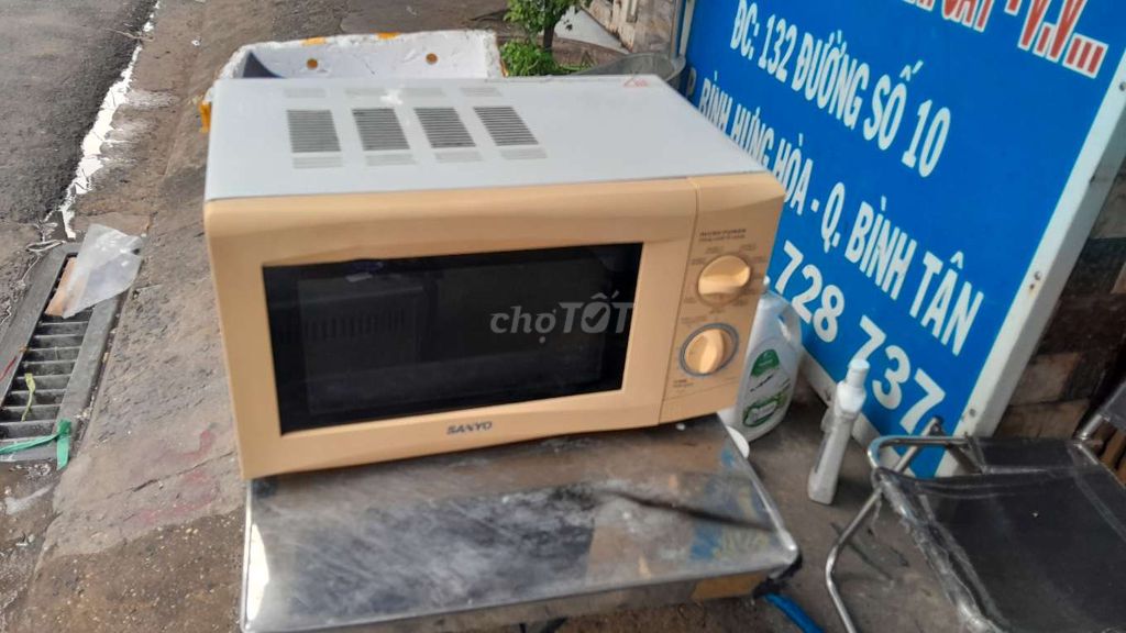 Lò vi sóng hiệu sanyo, 20 lit, có nướng.