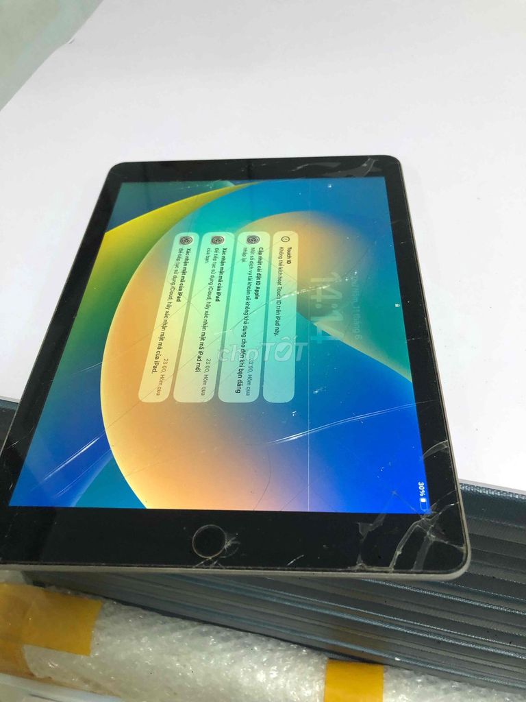 Apple iPad Gen 6 Xám Màn hình bể. Mua bán Máy tính bảng tại Quận Tân Phú Tp Hồ Chí Minh được đăng bởi Hải Long hình 1