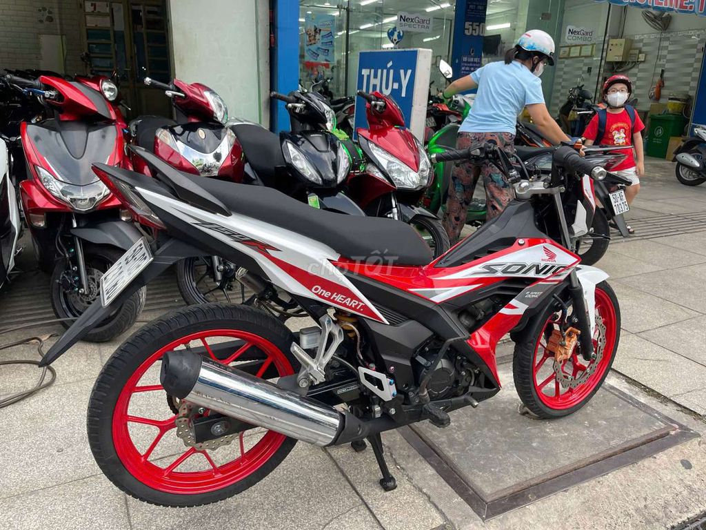 Honda Sonic 150 2021 красно-белый