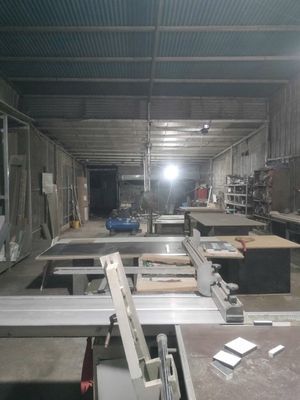 Cho thuê xưởng sản xuất nội thất đường lớn, có sẵn máy cưa bàn trượt..