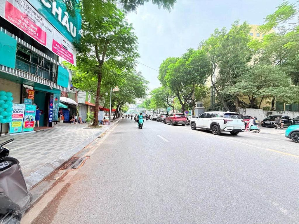 Дом на главной улице Хоанг Конг Чат, под бизнес, тротуар для авто