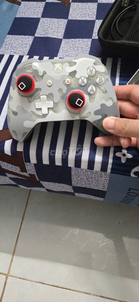 Tay cầm chơi game Xbox One S + bộ pin sạc. Mua bán Thiết bị chơi game tại Quận 5 Tp Hồ Chí Minh được đăng bởi Trung Thang hình 3
