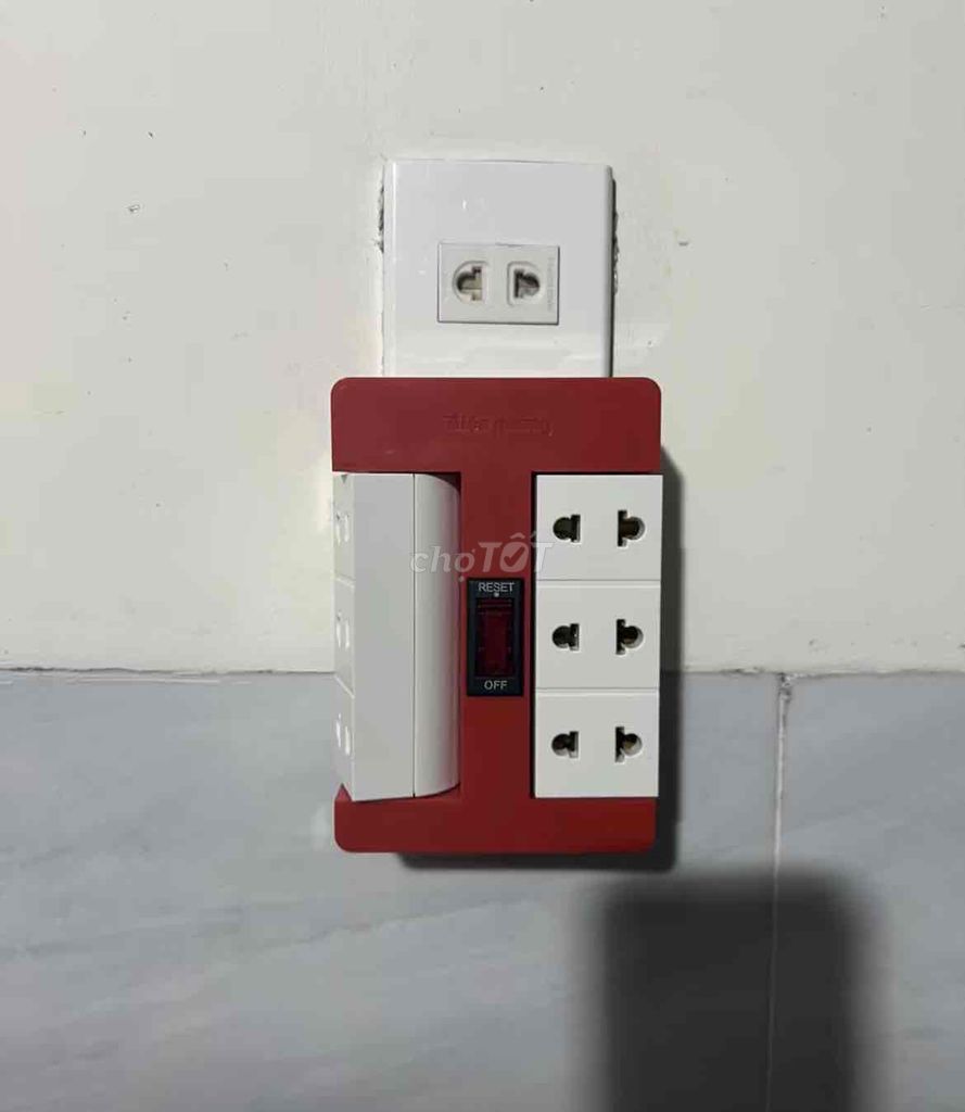 Ổ cắm điện Điện Quang 6 lỗ Đỏ trắng. Mua bán Nội thất, đồ gia dụng khác tại Huyện Quế Võ Bắc Ninh được đăng bởi thuận hình 1