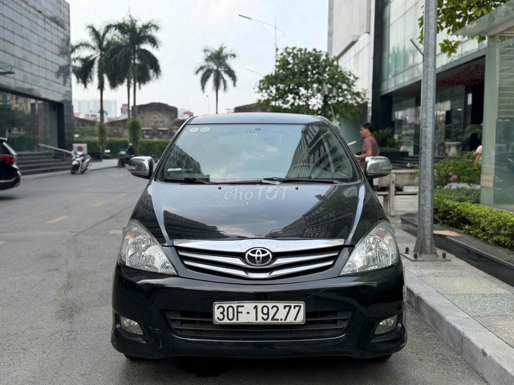 Toyota Innova 2009 автомат, черный