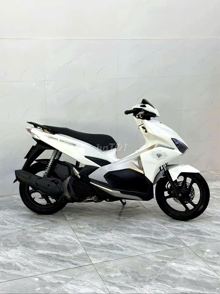 Xe máy Honda Airblade màu trắng zin đẹp leng keng. Mua bán Xe máy tại Quận Thanh Khê Đà Nẵng được đăng bởi Xe Máy Đức Vũ 658 Trần Cao Vân hình 1