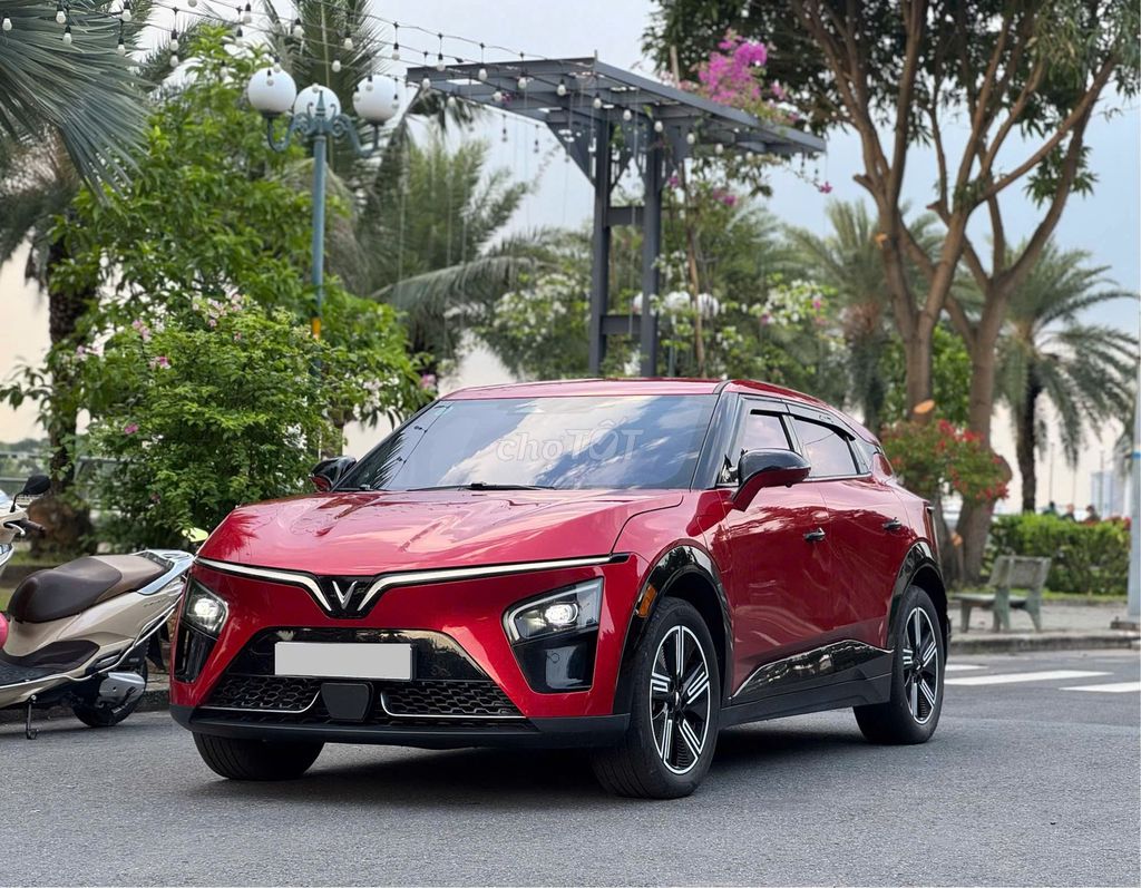 VinFast VF7 Eco 2026, пробег 13 000 км, тюнинг на 100 млн