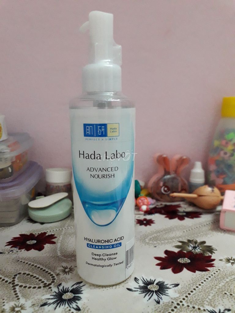 Cần bán dầu tẩy trang Hada Labo.