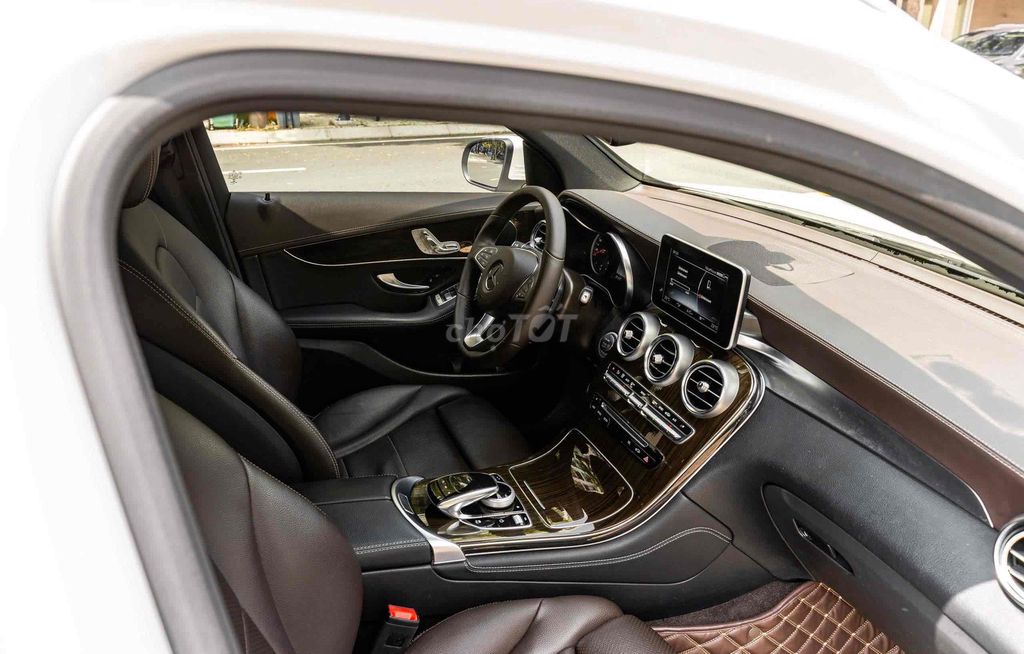GLC200 Sx 2019 màu trắng nội thất nâu đẹp xuất sắc. Mua bán Ô tô tại Quận 7 Tp Hồ Chí Minh được đăng bởi Dương Phương hình 15