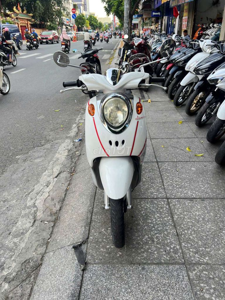 Красной-белый Yamaha Mio Classico 2010
