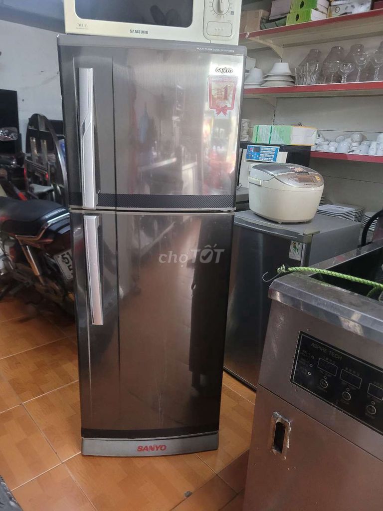 Thanh lý tủ lạnh Sanyo 200 lít như hình