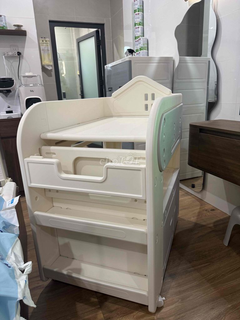 Bàn thay tã nhựa màu Trắng kem. Mua bán Mẹ và bé tại Thành phố Cao Lãnh Đồng Tháp được đăng bởi Như Ý hình 1