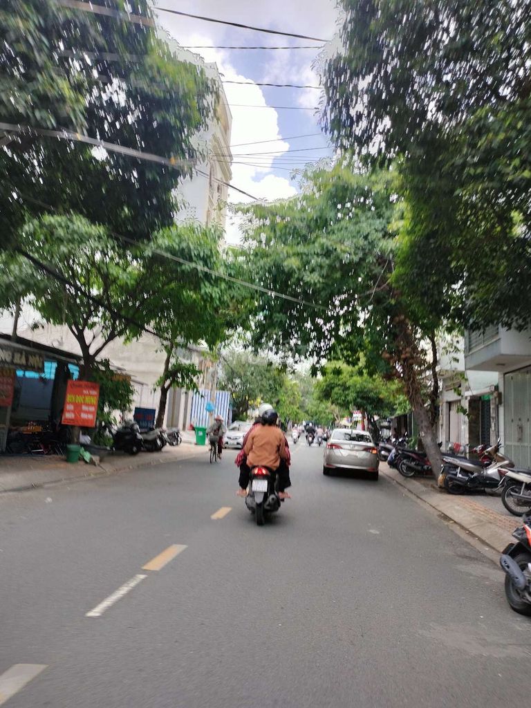 Bán Nhà Mặt Tiền đường 79 -DT:5x20 nhà 1T ,p,Tân Quy quận 7 cạch lotte