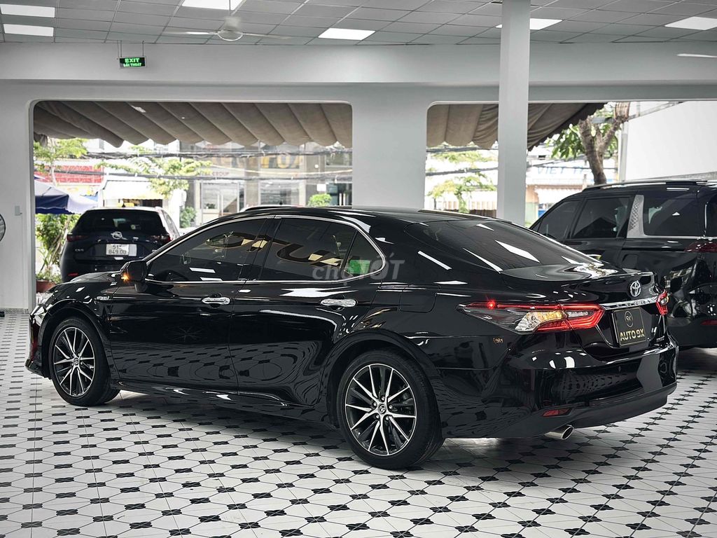 Toyota Camry 2.5 Hybrid 2024 Черный 20000 км