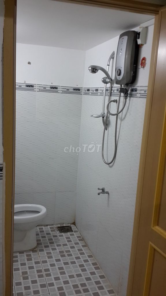 Фасадный дом шириной 6 м х 14 м, 3 этажа, 11 комнат, 40 т.р. в аренду CMT8 Q10