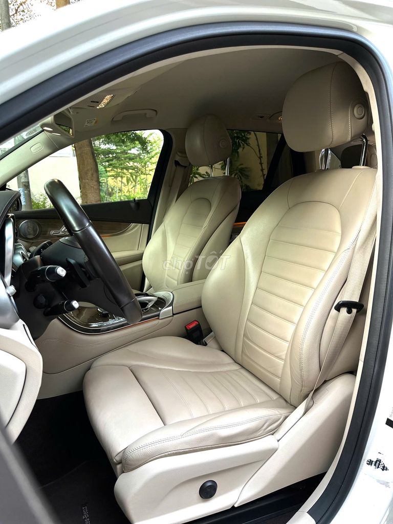 Merc GLC250 4Matic Trắng/Kem Odo chỉ 60 ngàn Km. Mua bán Ô tô tại Quận 8 Tp Hồ Chí Minh được đăng bởi Gon Nguyen hình 8