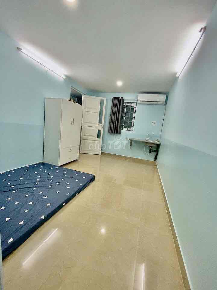 Phòng 22m2 ĐS3 P9 GV có cửa sổ, máy lạnh, tủ áo, nước nóng máy giặt
