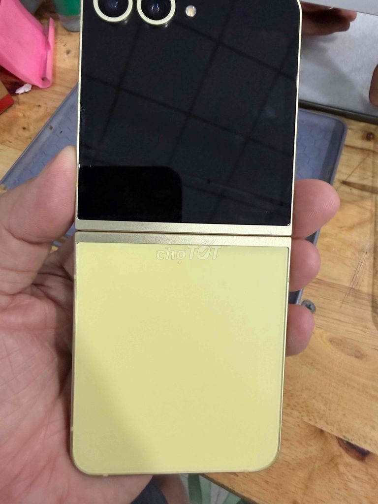 Samsung Galaxy Z Flip 6 Vàng .. Mua bán Điện thoại tại Thành phố Thủ Dầu Một Bình Dương được đăng bởi Nguyễn  Trung hình 1