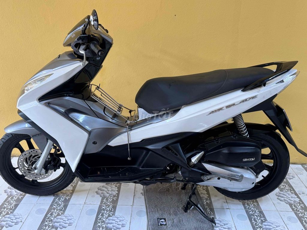Honda Air Blade 125 Trắng đen. Mua bán Xe máy tại Quận Sơn Trà Đà Nẵng được đăng bởi Minh Dũng bán trả góp 136 vân đồn  hình 1