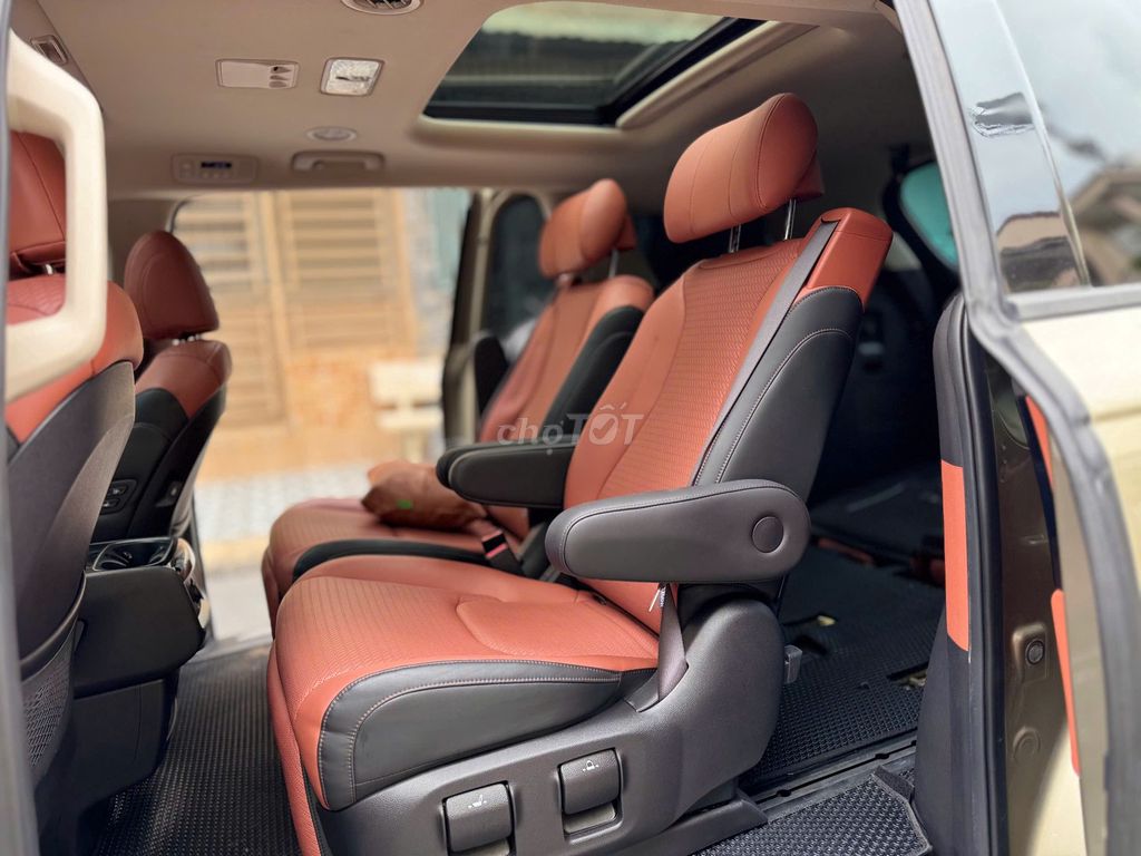 Kia Carnival Signature 2022, золотой песок, 7-местный