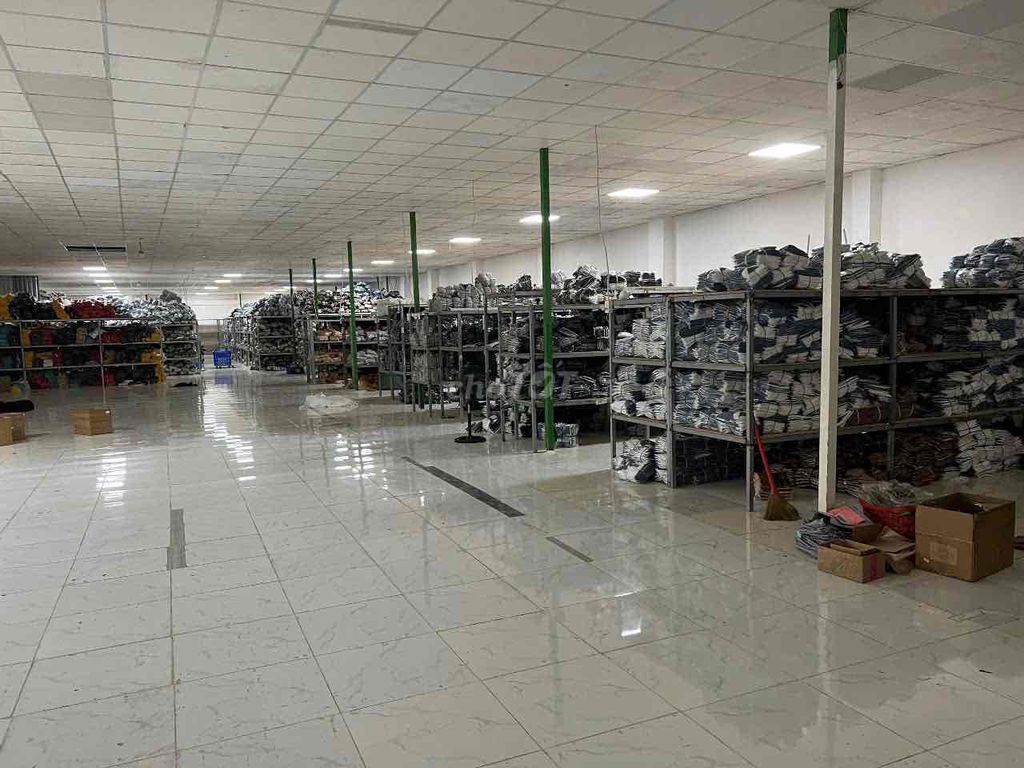 NHÀ XƯỞNG 1000m2_sạch trống,nền gạch,trần cao-Ngay Nguyễn Thị Búp