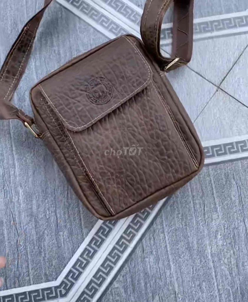 Túi đeo chéo nam da nâu. Mua bán Túi xách tại Quận Đống Đa Hà Nội được đăng bởi Hiến Hàng Hiệu hình 1