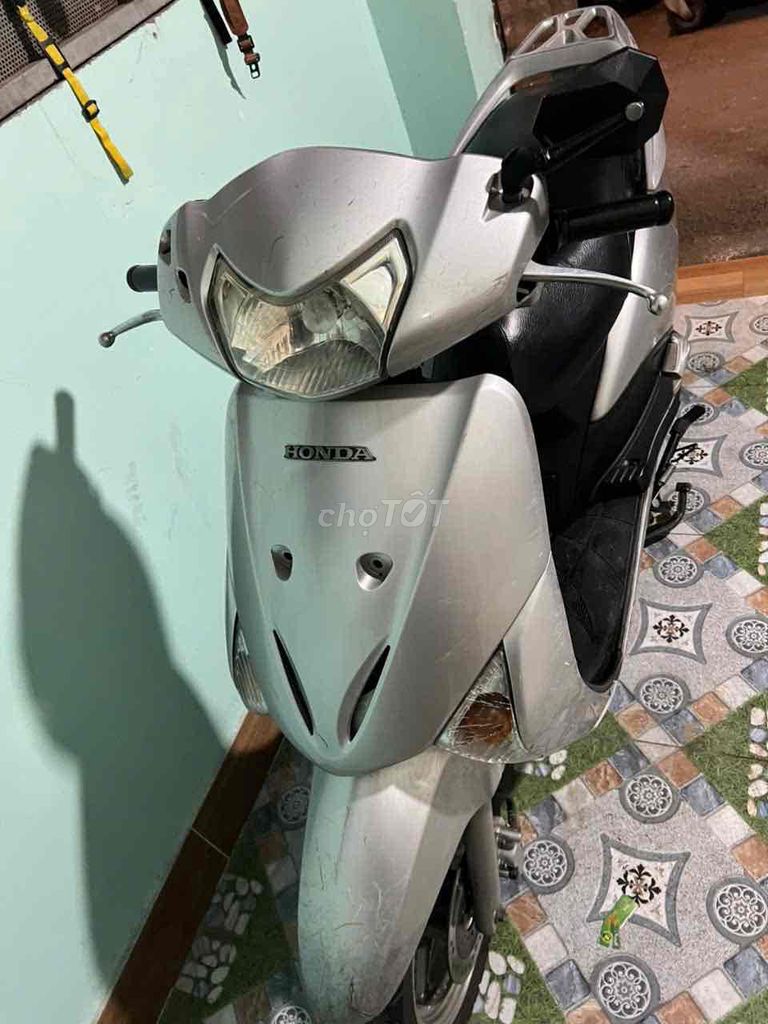 Машина Honda SCR Fi очень тихая, городской номерной знак