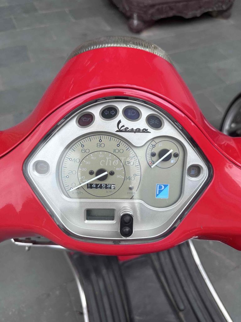Красный женский скутер Piaggio Vespa LX, пробег 14769 км