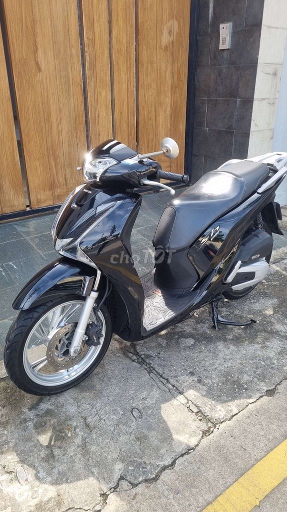 Bán lại xe ga honda sh xe đẹp còn mới. Mua bán Xe máy tại Quận Hải Châu Đà Nẵng được đăng bởi Dức long hình 4