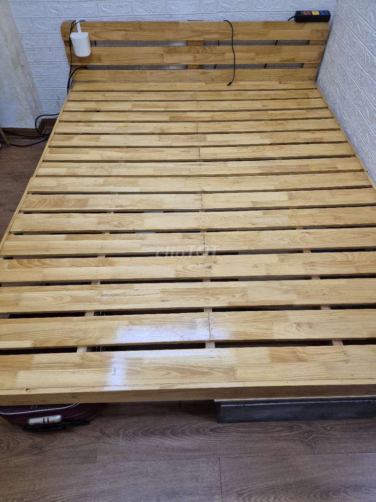 Giường ngủ Gỗ Vàng gỗ 1m6 x 2m Đã sử dụng. Mua bán Giường, chăn ga gối nệm tại Quận Cầu Giấy Hà Nội được đăng bởi Smiles 089 hình 1