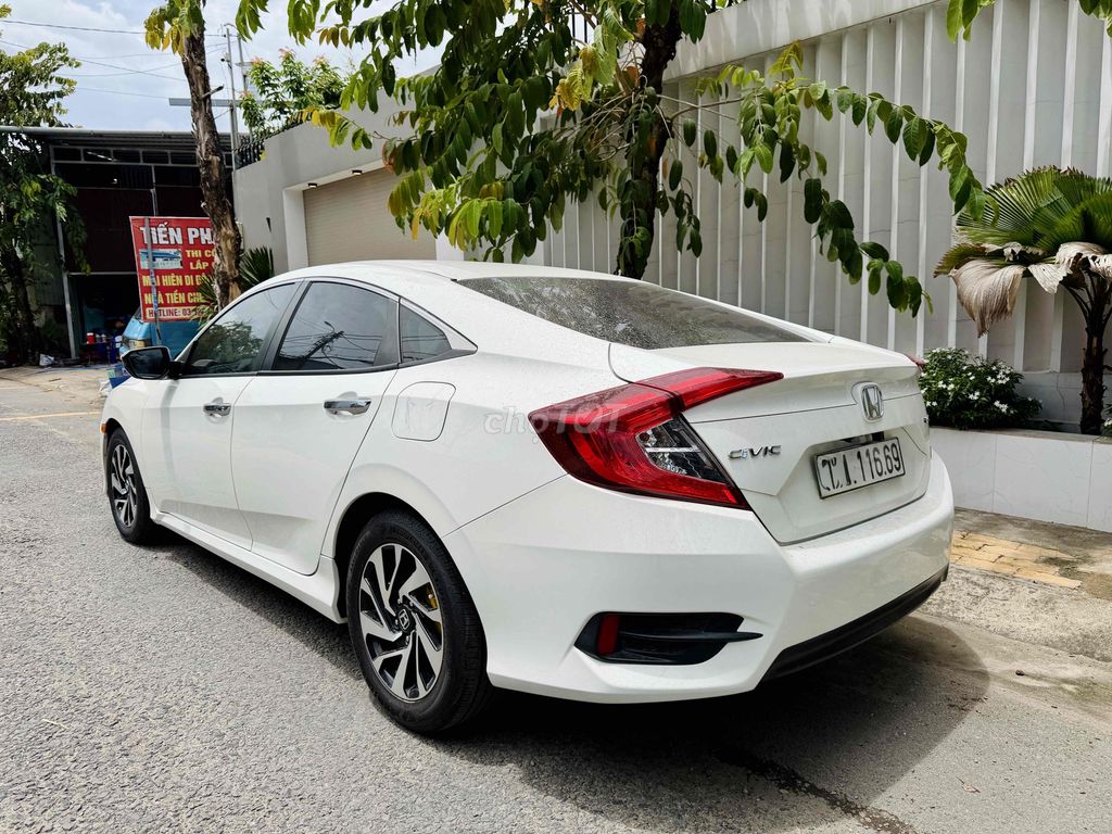 Honda Civic 1.8 2018 белый Вьетнам