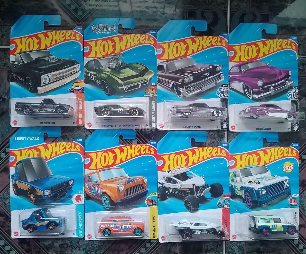Cần pass mấy em Hot Wheels, mới nguyên card