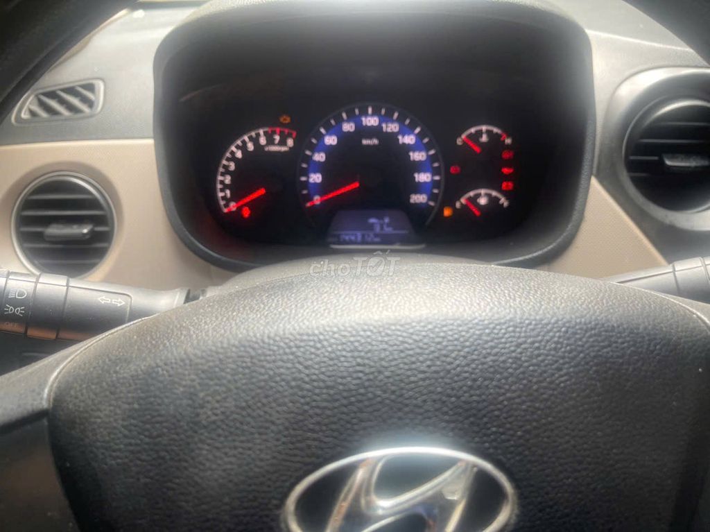 Hyundai i10 механическая коробка белого цвета