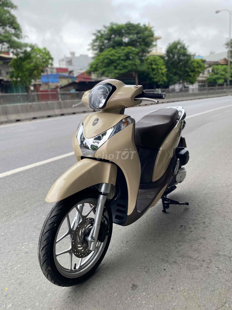 Модель Honda SH 2024 Master, кремовое золото