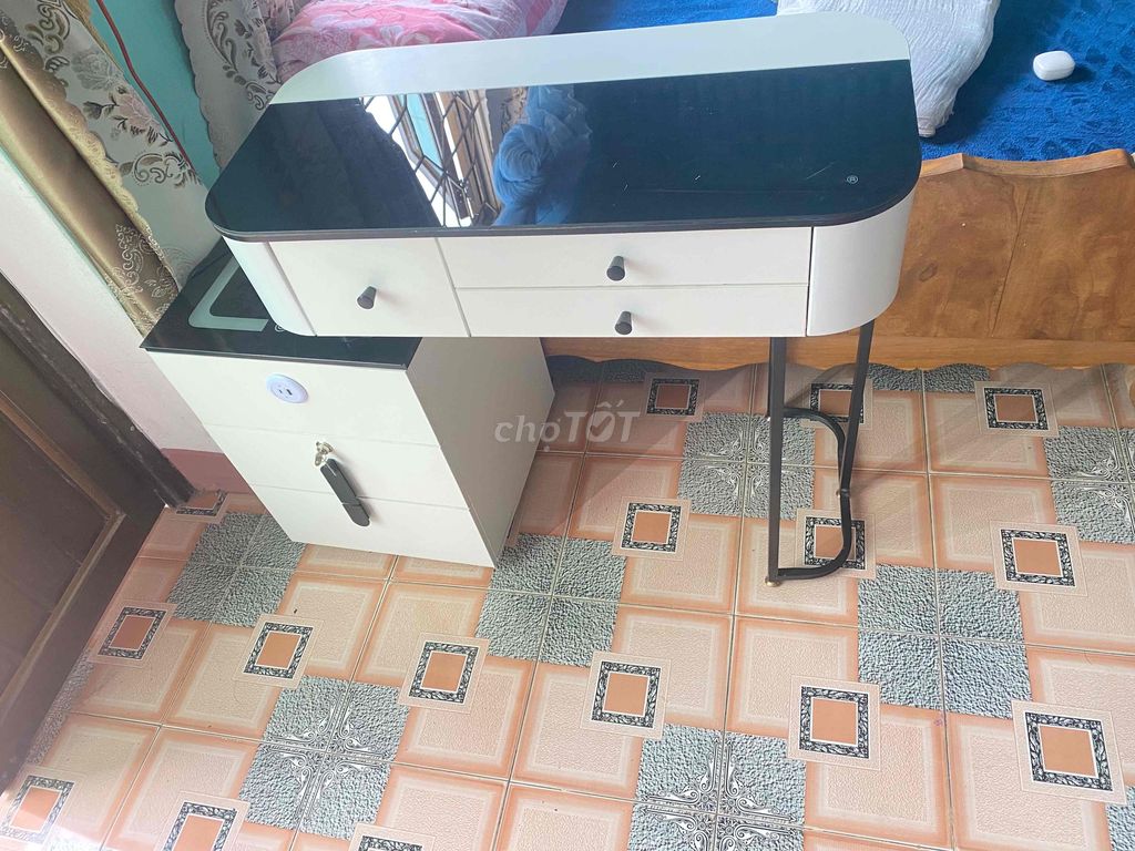 Tủ đầu giường gỗ kính trắng đen. Mua bán Tủ, kệ gia đình tại Huyện Yên Sơn Tuyên Quang được đăng bởi ĐứcAnh Hoàng hình 1
