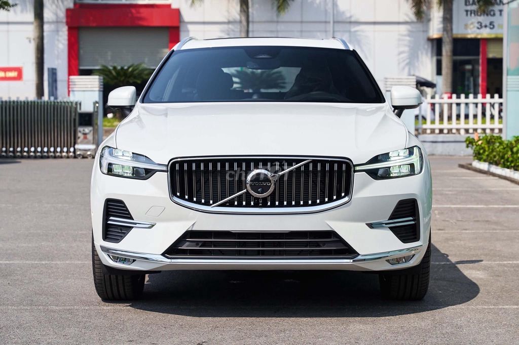 Giá Volvo XC60 B6 Ultimate 2023, giảm 116 triệu