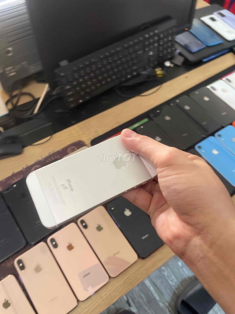 Apple iPhone SE Trắng còn 4 cay. Mua bán Điện thoại tại Quận Cẩm Lệ Đà Nẵng được đăng bởi Sim Số Đại Tài hình 1