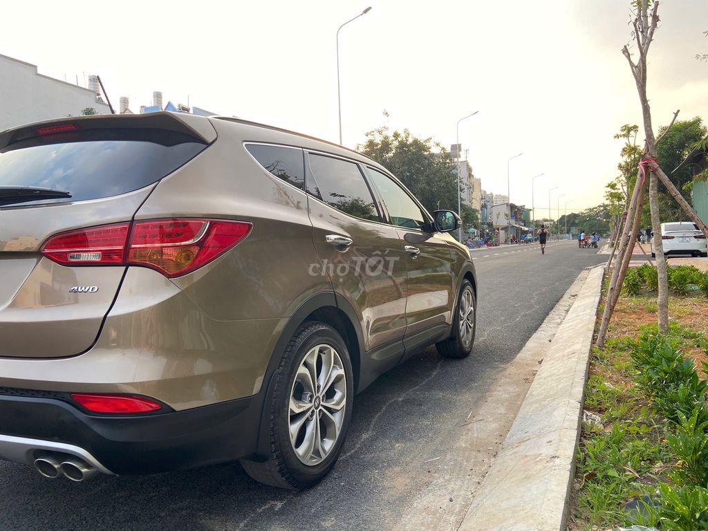 Santa Fe 2.4L 4WD ghi vàng 2014