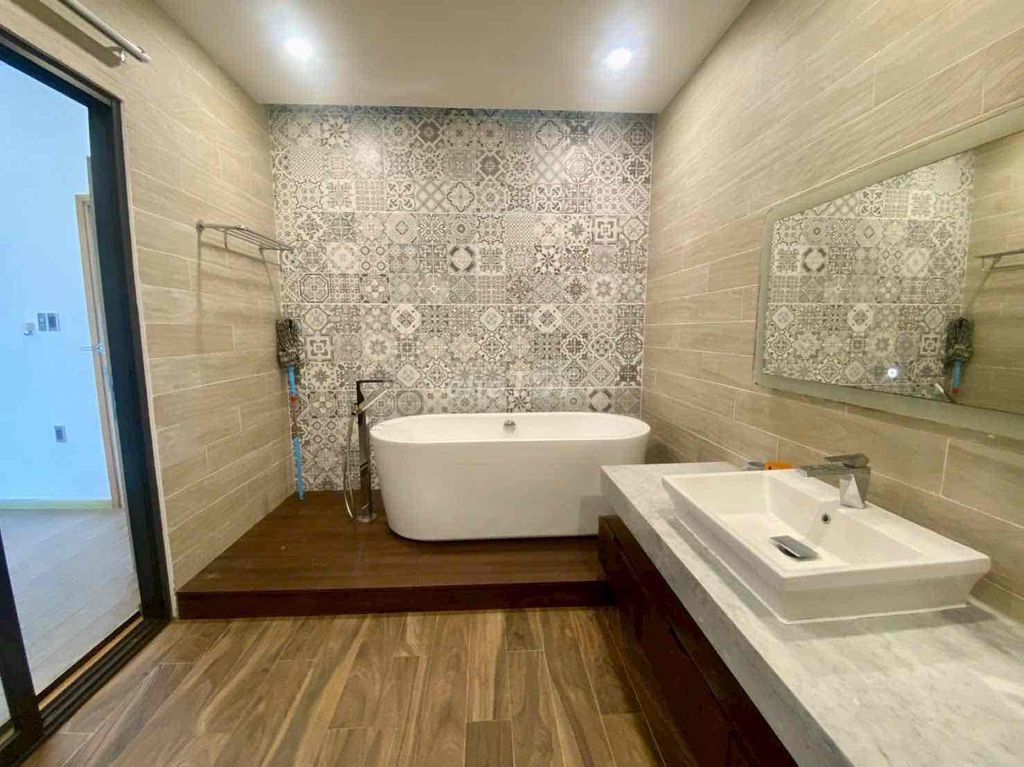 Modern 5-bedroom villa with gym and garden in Nam Việt Á — photo 9