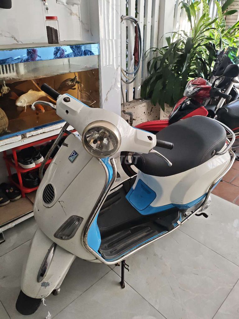 Piaggio Vespa LX125 белого и синего цвета с инжектором