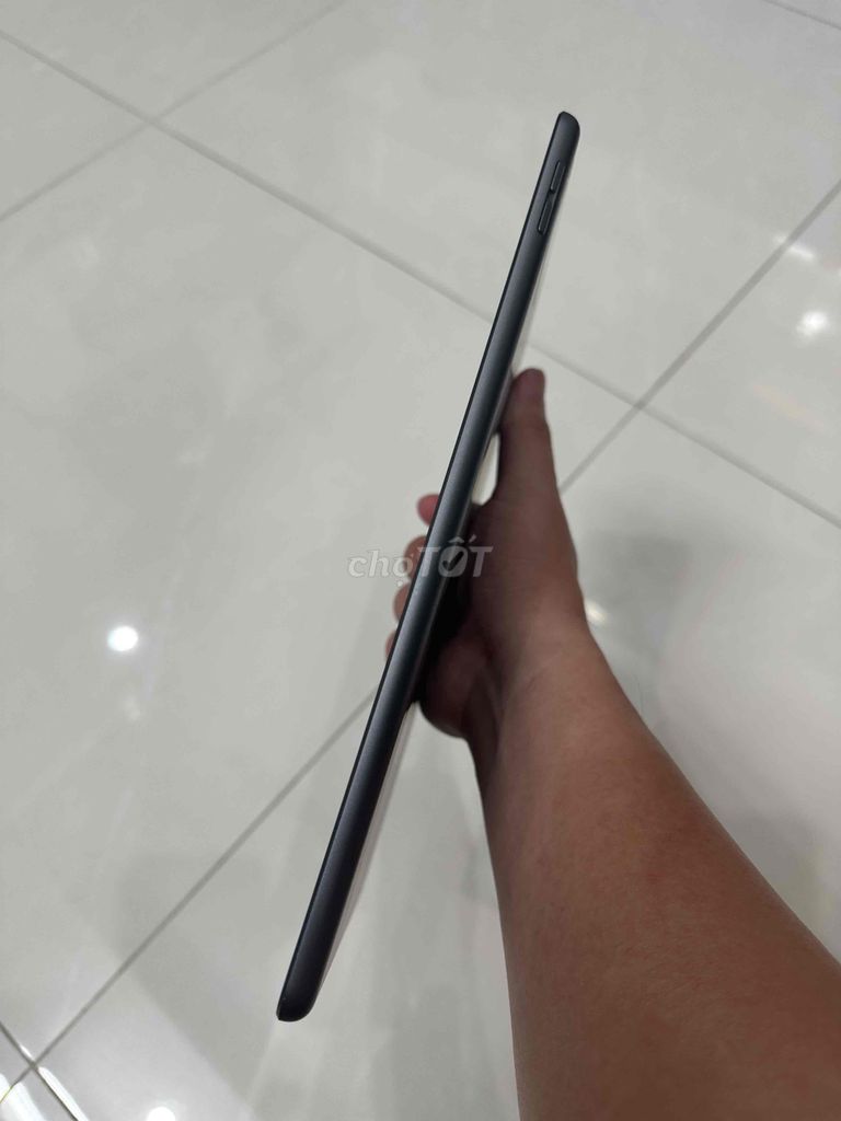 Thanh Lý iPad Gen 7 32GB Wifi Xám Siêu Lướt. Mua bán Máy tính bảng tại Quận Tân Bình Tp Hồ Chí Minh được đăng bởi Hoàng Quốc hình 2