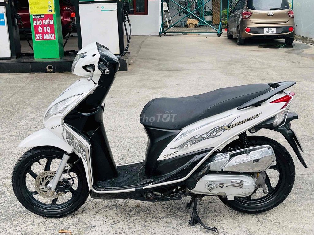 Белый владелец Honda Vision 2014