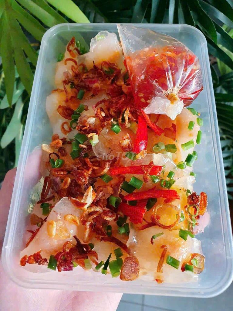 Bán bánh bột lọc và cơm gà Phan Thiết