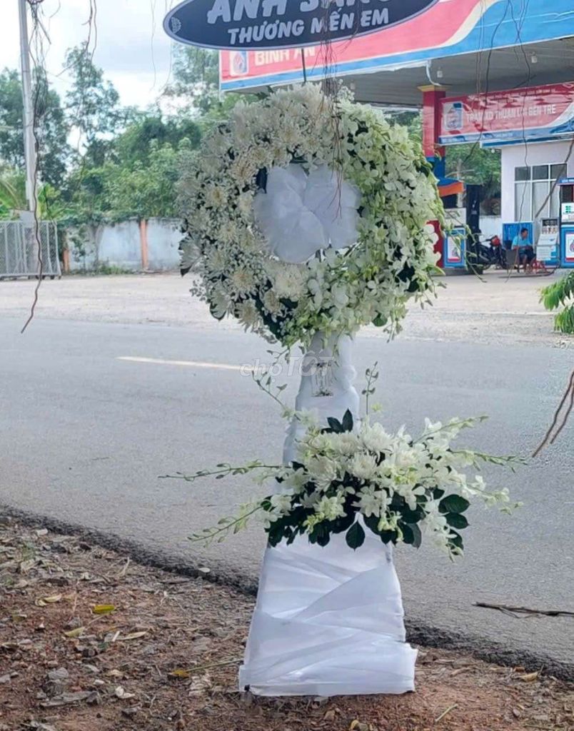 Kệ hoa viếng phối lan trắng, cúc trắng, babi trắng. Dịch vụ tại Huyện Châu Thành Bến Tre được đăng bởi Út Nhàn Nguyễn hình 1