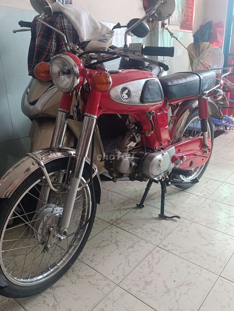 Красная Honda 67, 4-ступенчатая, экономичная