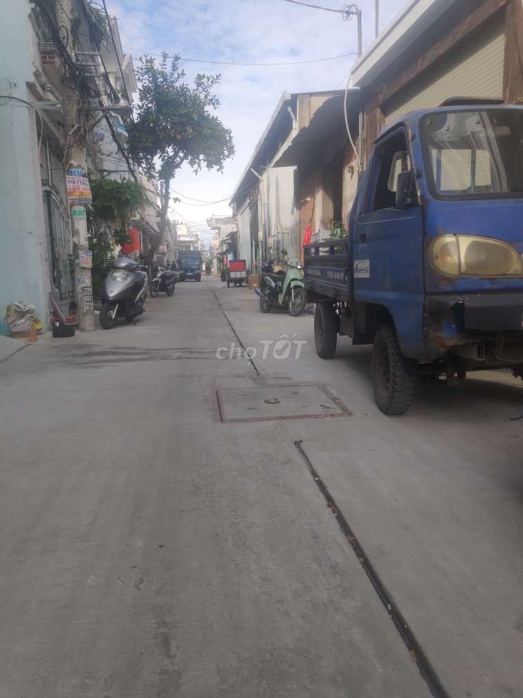 Nhà 4,2x16m 4 lầu hẻm xe tải gần chợ Bình Trị quận Bình Tân