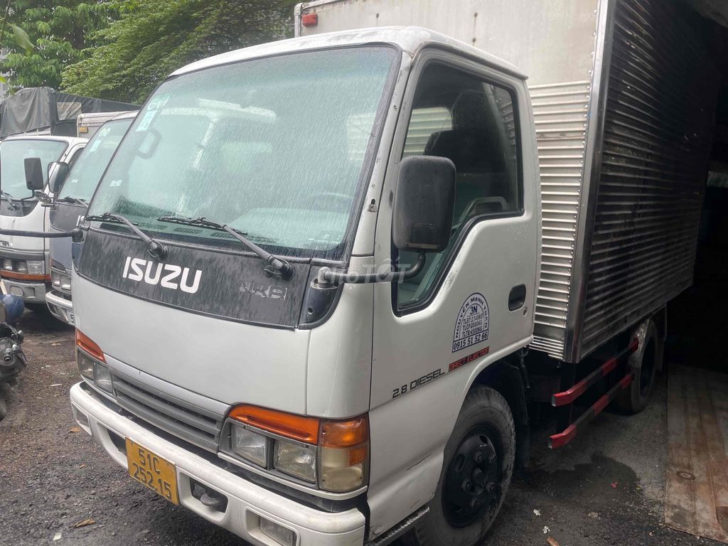 isuzu 2 tấn đời 2004. thùng ngắn . 3.3m