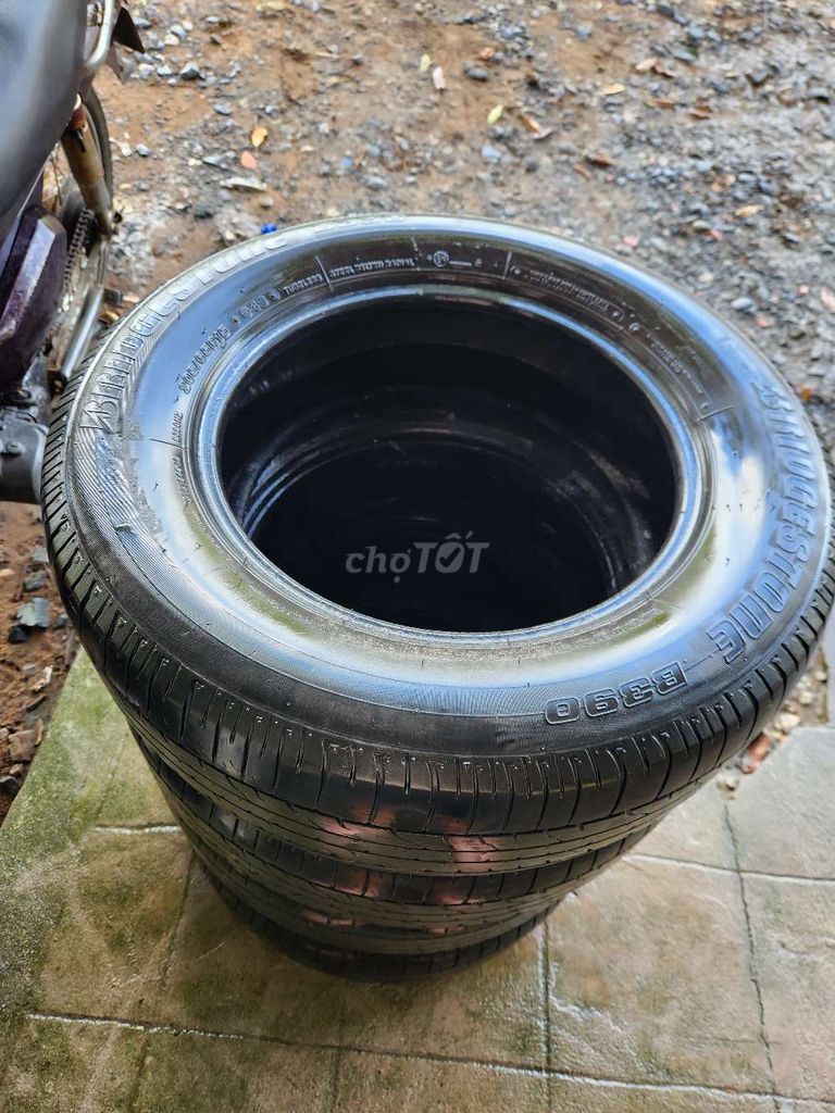 4 cái lốp Innova mới thay ra còn đẹp. Mua bán Phụ tùng xe tại Huyện Cầu Ngang Trà Vinh được đăng bởi Nguyễn hình 4