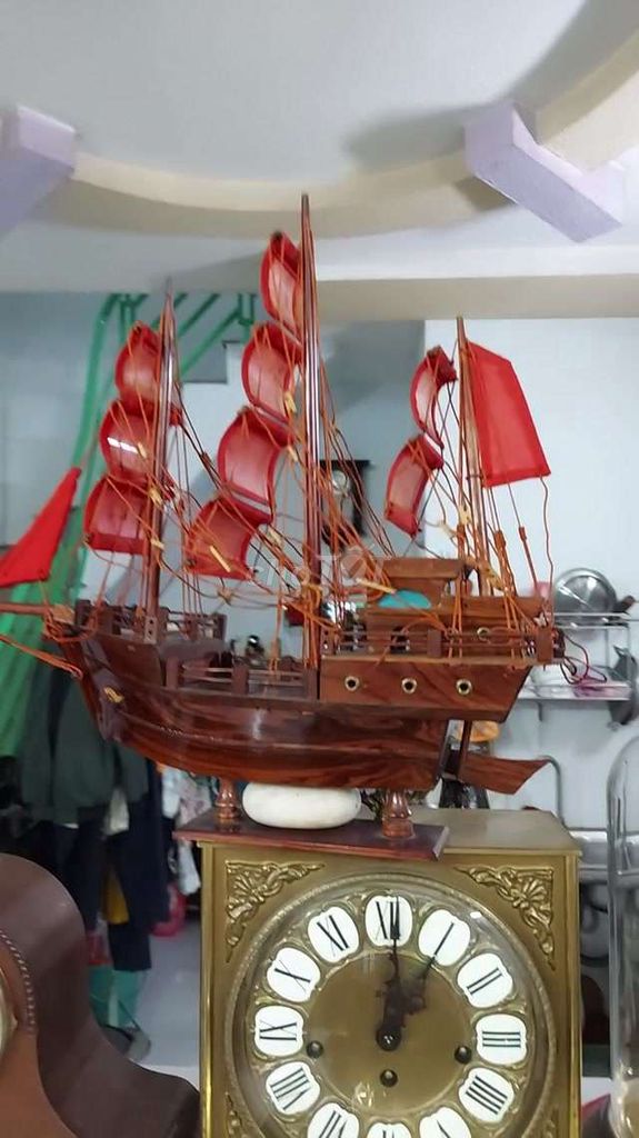 Thuyền buồm gỗ câm lai
