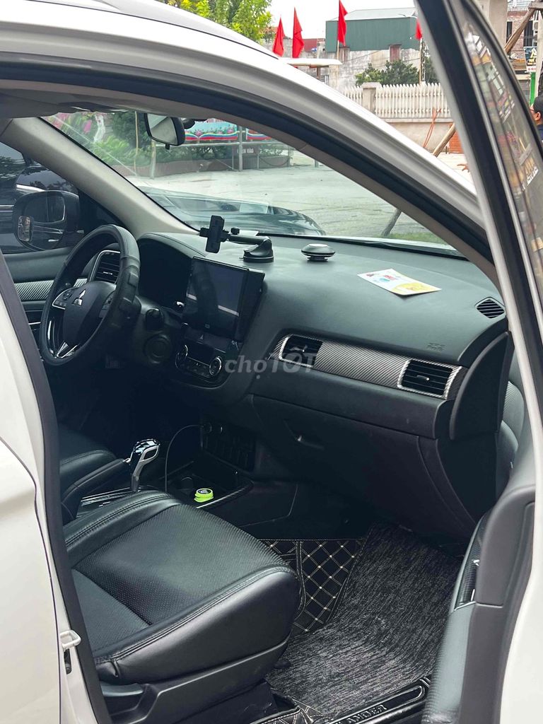 chính chủ muốn đổi xe outlender 2.0 CVT. Mua bán Ô tô tại Quận Hà Đông Hà Nội được đăng bởi Hoa Tran Mr hình 2